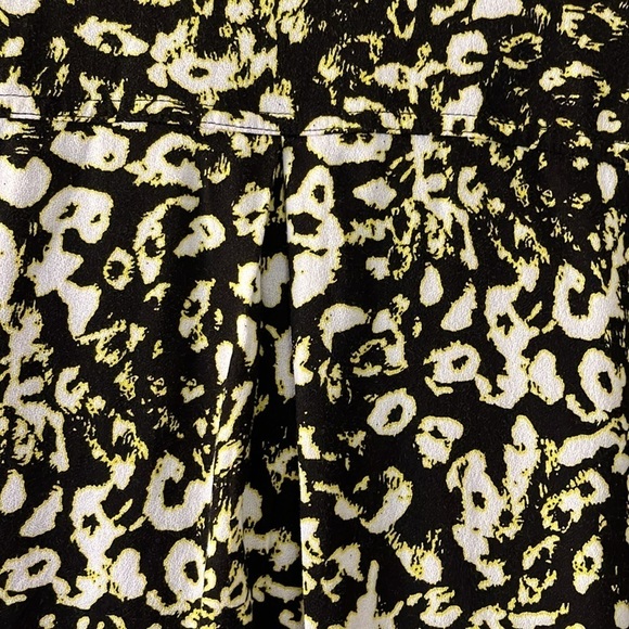 Rock & Republic black/ white outlined in neon green patterned blouse. XXL NWT - Picture 7 of 8